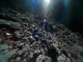 日本探測器傳回小行星「龍宮」最新照片 表面布滿石塊