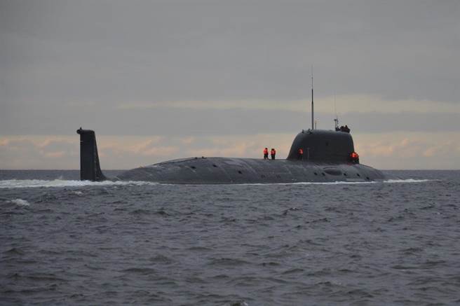 圖為2013年喀山號核潛艇從北德文斯克造船廠以自身動力出發進行海試。（圖／forums.airbase.ru）