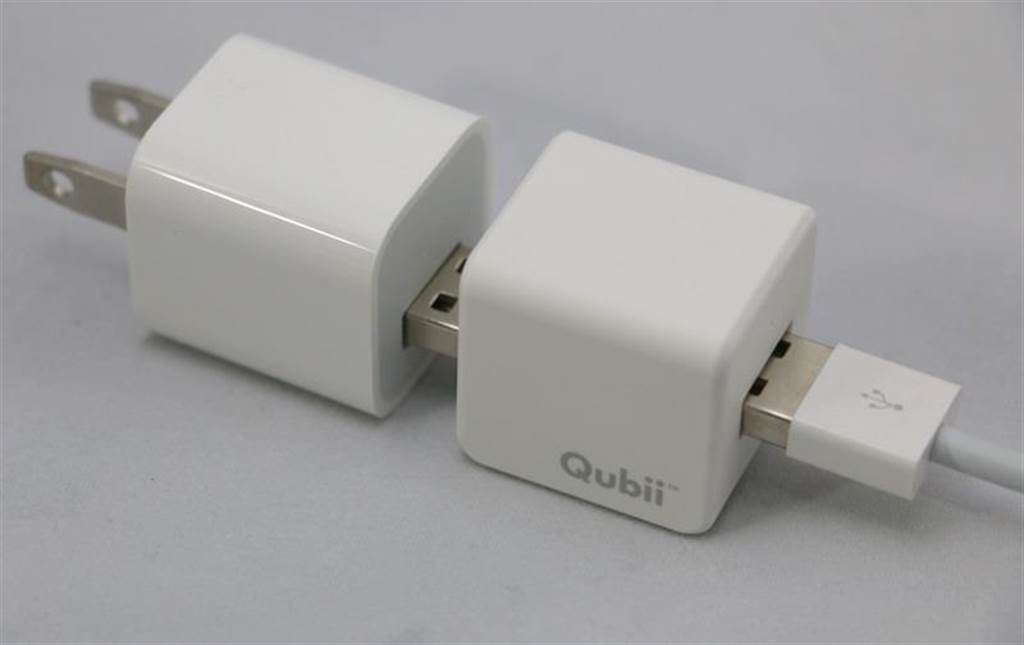 將手機連上接了Qubii備份豆腐與蘋果充電轉接頭的充電線，就可以「睡覺也同時備份的任務輕鬆完成。(圖／黃慧雯攝)