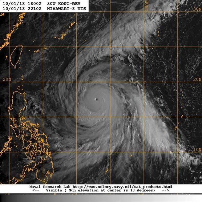 氣象局副局長鄭明典在臉書轉貼一張衛星照片表示，康芮連上了三條外側的雲系，好像三葉片的風扇。翻攝鄭明典臉書