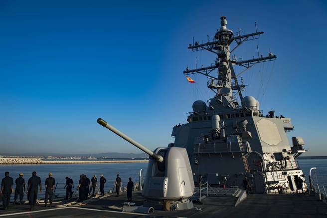 美国海军现有65艘神盾舰中大多数使用上世纪70年代研发的无源相控阵雷达，相较于大陆导弹驱逐舰的雷达系统，伯克级的雷达已显得过时。图为美海军卡尼号神盾舰（USS Carney,DDG 64) 9月底在西班牙执行任务。（图／美国海军）