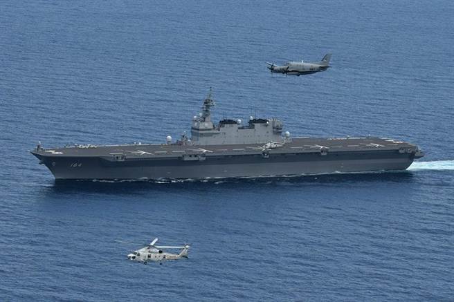 日本加贺号直升机母舰亦被称为「准航母」，它的机库比大陆辽寧舰还大。图为加贺号在南海进行演训。（图／日本海上自卫队）