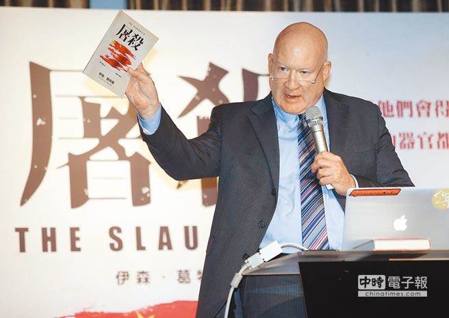 《屠殺》一書作者美國作家伊森．葛特曼2日來台舉行記者會。民眾提問葛特曼，柯文哲是不是騙子？葛特曼略加思索後點頭表示「是」。（陳信翰攝）