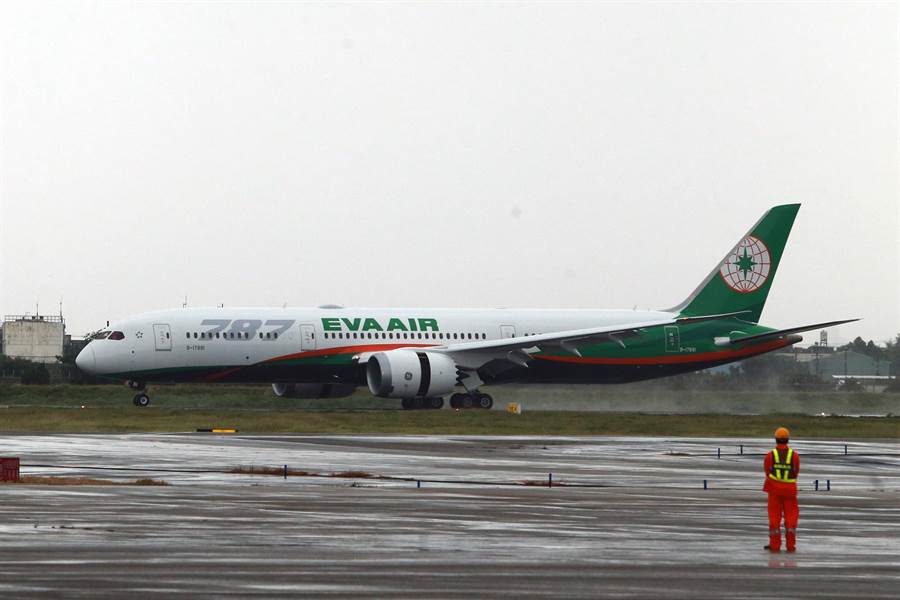 長榮航空首架波音787-9型客機，4日下午2時飛抵桃園機場。（陳麒全攝）