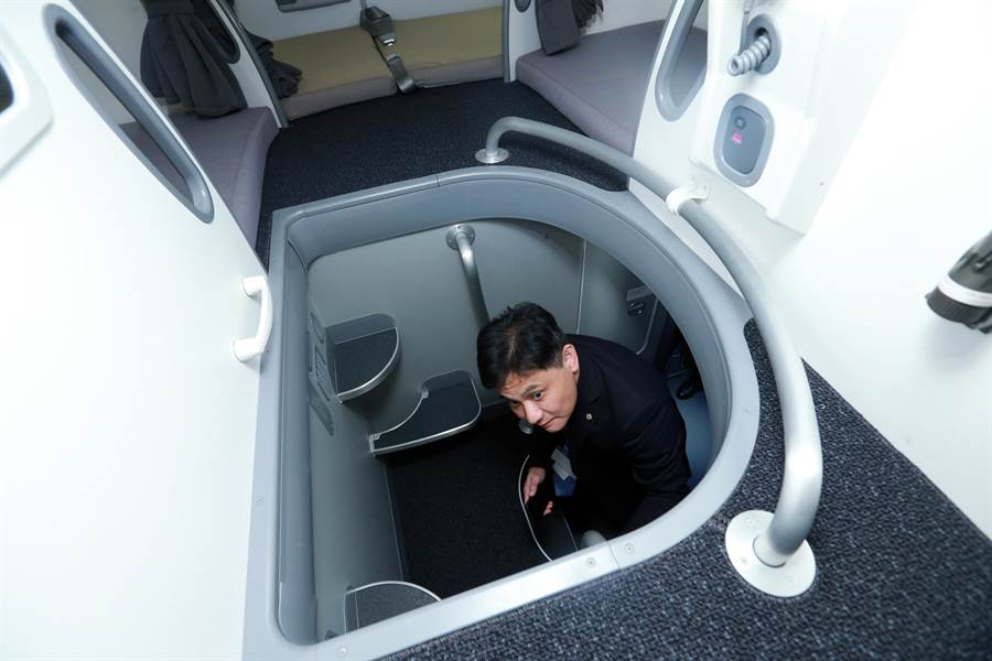 客機機尾上方設置了空姐休息室，從窄小的樓梯爬上去，就是機組員休息室。（陳麒全攝）