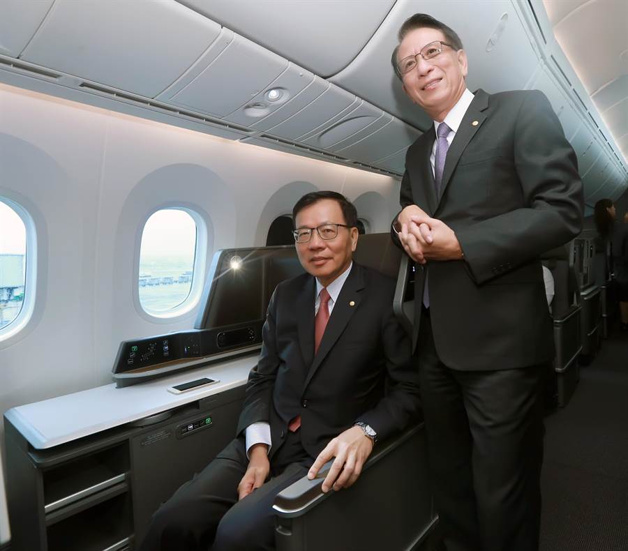 長榮航空首架波音787-9型客機4日下午2時抵達桃園機場，由長榮航空董事長林寶水（左）與發言人柯金成（右）親自飛往美國接機。（陳麒全攝）