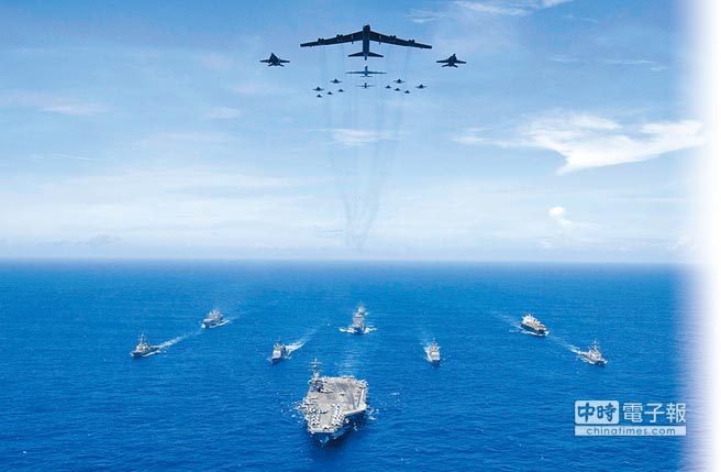 美國海軍太平洋艦隊，建議11月實施全球性軍演，並擬派軍艦與戰機行經南海與台灣海峽。圖為美國「雷根」號航母戰鬥群9月17日在關島與馬里亞納群島間的海域，與B-52轟炸機和F/A-18戰機協同演習。（摘自美國海軍太平洋艦隊司令部官網）