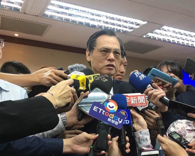 陸委會主委陳明通表示，對於台灣民眾在大陸領取居住證，以寬容看待，但要嚴防國安問題。（彭媁琳攝）