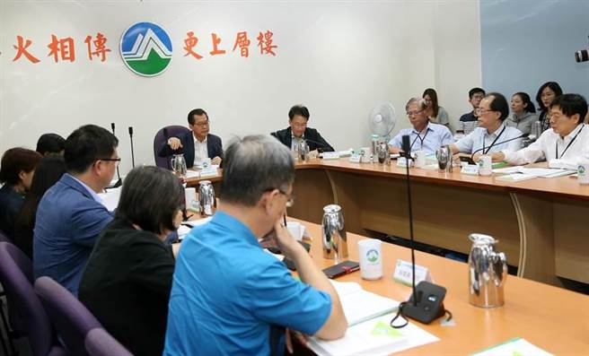 環保署環評大會8日再度審查「中油觀塘第 三天然氣接收站環境影響差異分析案」，環保署長李應元（後左）主持會議。（劉宗龍攝）