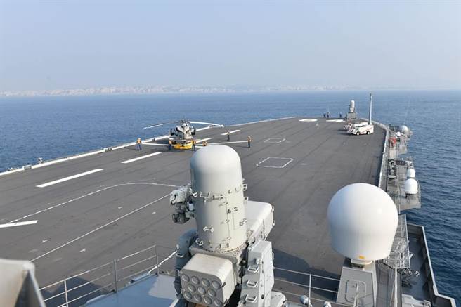 日本海上自衛隊加賀號直升機航母前往印度維沙卡帕特南港與印度海軍進行聯訓。（圖／日本海上自衛隊）