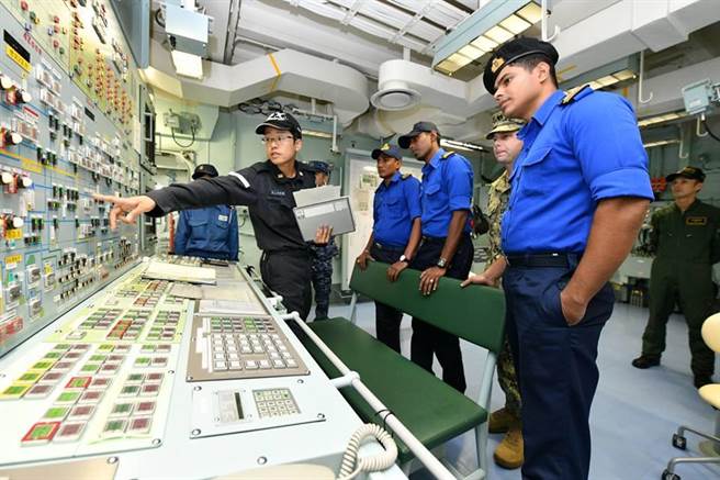 日海上自衛隊加賀號直升機航母與斯里蘭卡海軍進行聯合演訓。（圖／日本海上自衛隊）