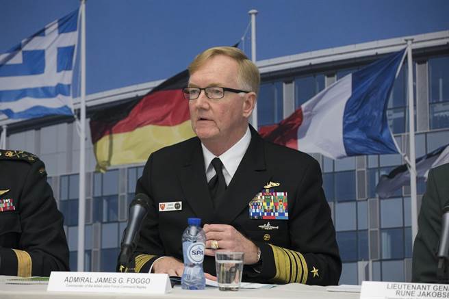美国海军驻欧洲和非洲司令詹姆斯．法戈上将在记者会上宣布杜鲁门号航母将重返大西洋，并参加北约2018三叉戟联合演习。（图／北约组织）