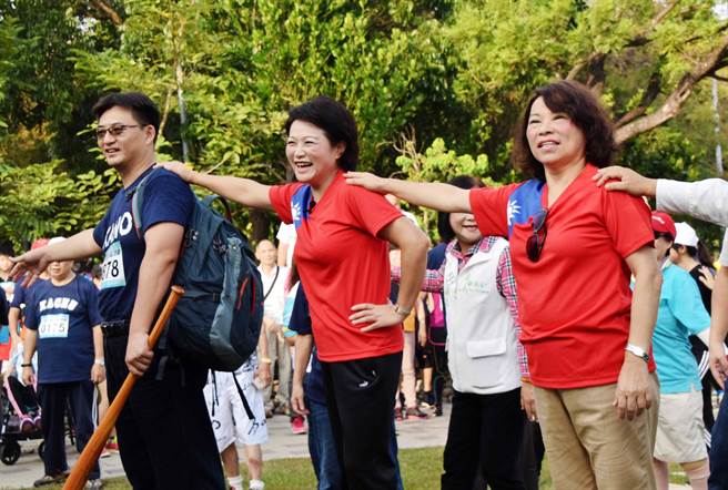 國民黨提名的黃敏惠（右）和脫黨參選的蕭淑麗（中）不但很有默契穿國旗裝現身台，還一度搭肩跳健康操。（呂妍庭攝）