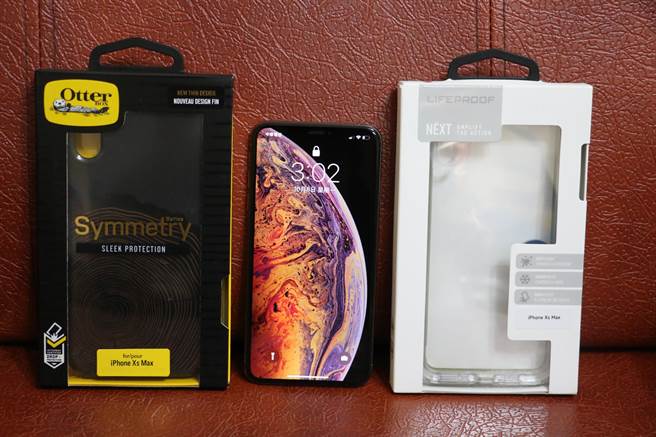 苹果iPhone Xs Max(中)与Otterbox、LifeProof品牌保护壳。(图／黄慧雯摄)