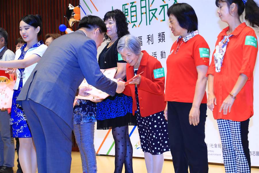 台中市長林佳龍（左）12日表揚666名志工，期待志工在花博期間擔任代表台中的城市宣傳大使。（盧金足攝）