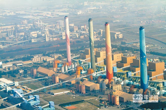 台中火力發電廠的4部燃煤機組。（本報資料照片）