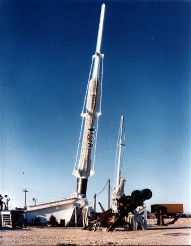 二次大战纳粹德国曾制造出史上最大最复杂的轨道巨炮，虽然实战效果不佳，但战后有关超级巨炮的设计概念不断被提起。图为1960年代设计的超级巨炮。（图／美国陆军）