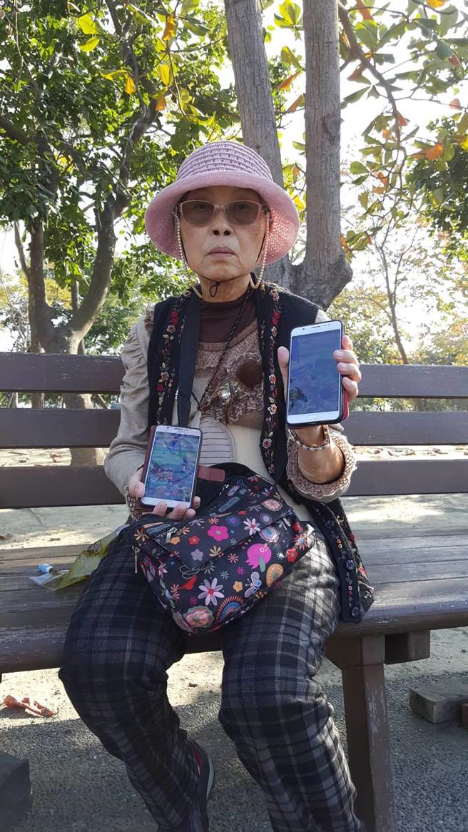 佳里79歲陳碧鳳2年前投入（Pokemon Go）精靈寶可夢手遊，平日帶著兩支手機獨自出外捉寶打怪。（陳碧鳳家人提供）