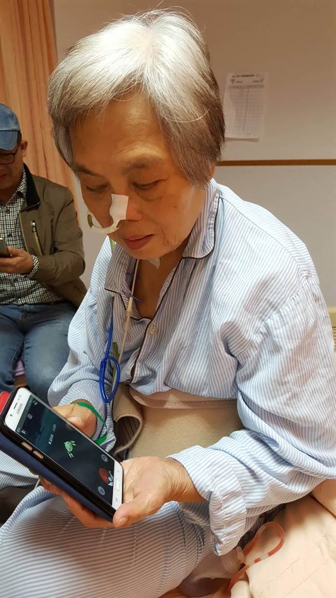 去年11月陳碧鳳因診斷罹患胰臟癌，住院開刀期間手機仍不離身，繼續玩寶可夢。（陳碧鳳家人提供）