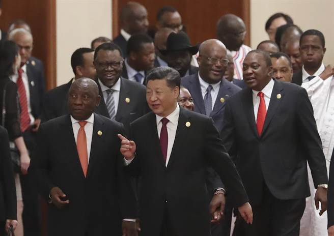 中国推动的「一带一路」政策让美国感受到压力，美国总统川普也因而一改过去反对对外援助的态度，开始与中国竞逐全球影响力。图为今年9月在北京召开的「中非合作论坛北京峰会」上，中国国家主席习近平与其他国家领导人步入会场。（图／中新社）