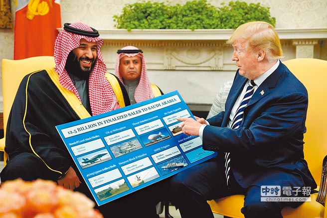 沙烏地阿拉伯王儲穆罕默德（左），今年3月曾造訪白宮，與美國總統川普相見歡，川普還向穆罕默德展示美對沙軍售的圖輯。（路透）