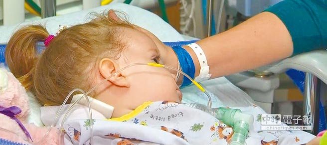 芝加哥一名罹患AFM的兩歲小女孩，正在醫院接受治療。（翻攝自電視畫面）