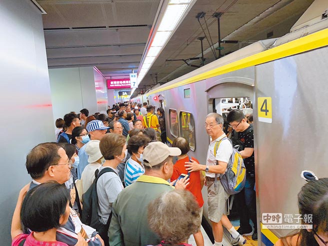 高雄鐵路地下化首日幾乎班班客滿，但有多班列車因故誤點。（柯宗緯攝）