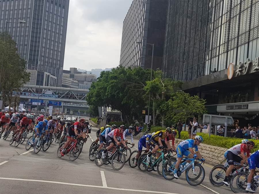 香港單車節引進歐洲Hammer系列賽，讓香港民眾和旅客就近感受自由車競速的刺激。(陳筱琳攝)