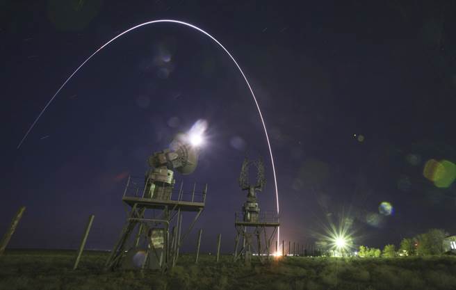 俄罗斯未来的防空反导系统将部署在太空，以应对美国掀起的太空军备竞赛。图为俄罗斯以质子火箭发射地球轨道卫星。（图／美联社）