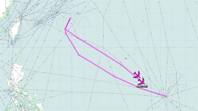 「飞行守望」披露的10月15日两架由关岛起飞的美军B-52H轰炸机飞行路线图。（图／推特@Aircraftspot)