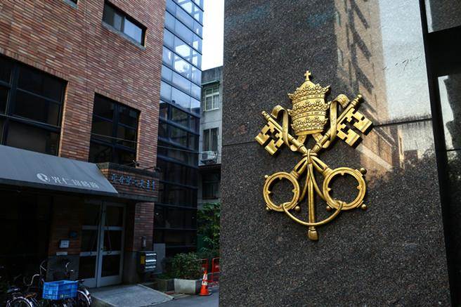 位在台北的「教廷駐中國大使館」（Apostolic Nunciature to China）大樓外的教宗牧徽。（資料照片，鄧博仁攝)