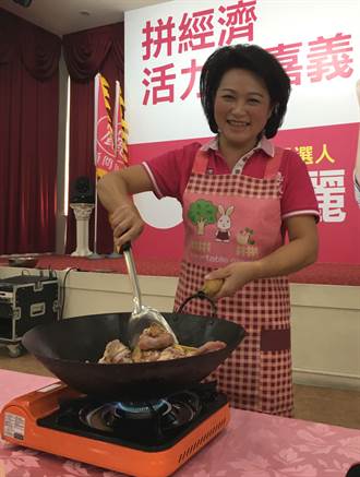 嘉義》市長參選人蕭淑麗煮麻油雞上菜 拚食安
