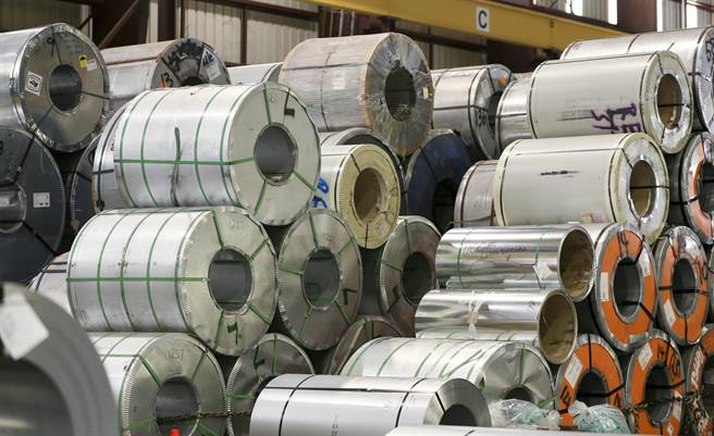 川普政府不断升级的贸易战和对钢铁和铝的高额关税，正在给美国汽车制造商带来压力，通用汽车已降低营业预估数字，福特汽车股价亦大受影响。图为供应汽车厂钢铝材料的泰坦金属公司。（图／美联社）