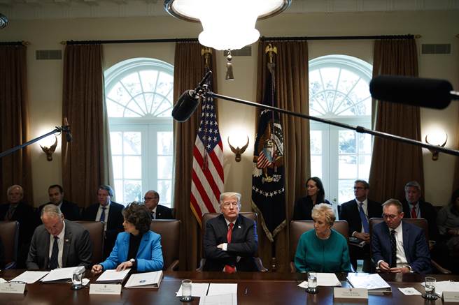美国总统川普周三在白宫召开内阁会议，要求联邦政府各部门削减下个财政年度的预算。其中最受媒体注意的是川普一向夸口要大增的国防经费削减幅度。（图／美联社）