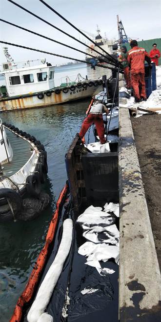 中油油管疑洩漏 台中港碼頭遭重油汙染