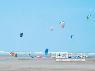 喜乘大安風 風箏衝浪競賽秀絕技