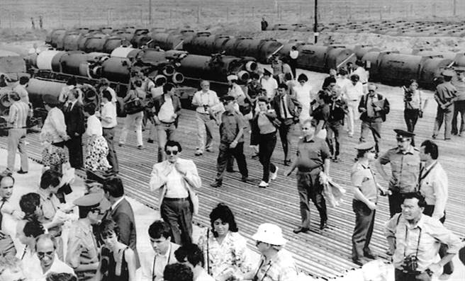 图为由前苏联安排与外国记者共同见证销毁苏联ss-12弹道导弹，地点在哈萨克斯坦首都阿拉木图西北200公里的萨约则导弹试验场。根据《中导条约》苏联总共销毁了1752枚中程与中短程导弹。（图／美联社）