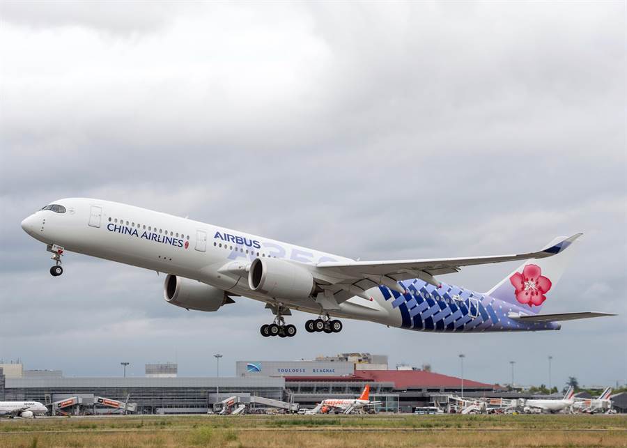 華航強化歐洲佈局，著手評估是否購入A350-1000客機。圖為華航第14架A350客機。（空巴提供）