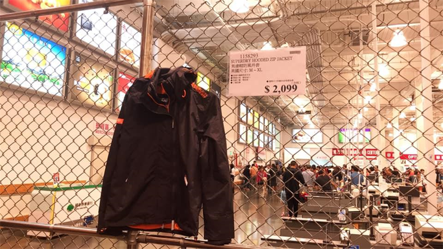 Superdry男款風衣外套特價2099元。(翻攝於臉書社團Costco好市多 商品經驗老實說)