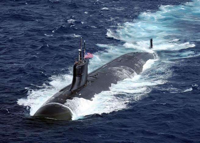 美国海狼级核动力攻击潜舰「康乃狄克」号（USS Connecticut，SSN 22）在太平洋航行的资料画面。（美国海军）