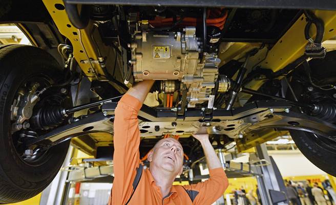 川普对进口钢铁加徵关税后，现在美国的钢铁价格全球最贵，让美企在全球的竞争力快速下滑。图为福特汽车在美国的生产线。（图／美联社）