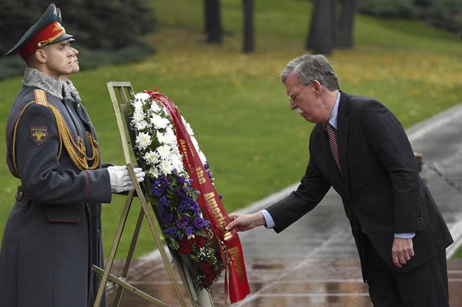 前往俄罗斯访问的美国国家安全顾问博尔顿，在克里姆林宫红墙外的无名英雄纪念碑致敬献花。（图／美联社）
