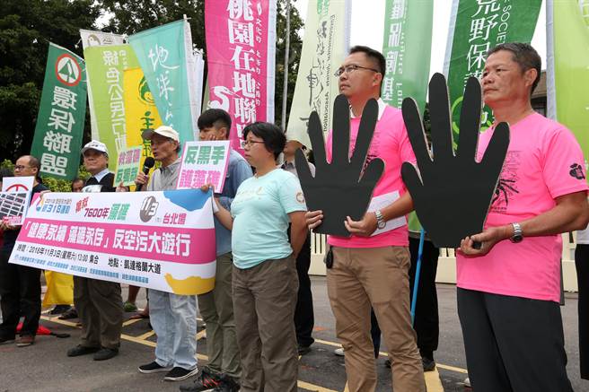 台灣健康空氣行動聯盟、搶救大潭藻礁行動聯盟等近20個環保團體24日齊聚行政院門口，舉行1103「健康永續 藻礁永存」反空汙大遊行，各團體代表喊著「反空汙．要減煤」、 「反黑手．護藻礁」、「反獨裁．救民主」口號，號召社會大眾一起上凱道向擁有權力的政黨嚴正抗議。（劉宗龍攝）