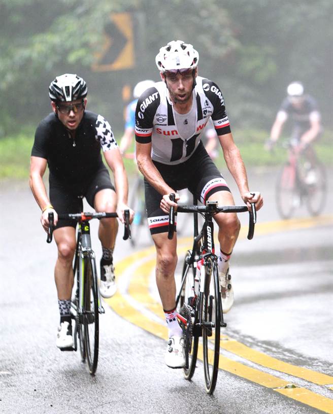 艾文斯(左)和勞倫斯天登(右)獲2018陽明山自行車登山王挑戰前兩名。(宋原彰翻攝)