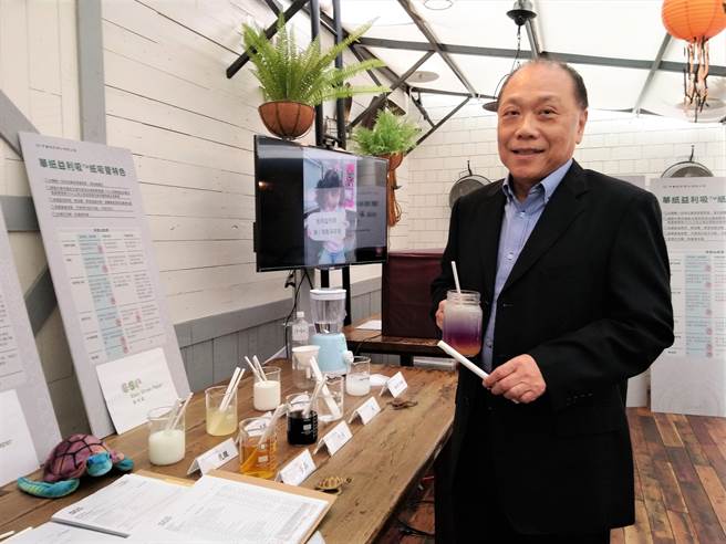 華紙宣布推出台灣在地生產的紙吸管原紙「益利吸」，圖為董事長黃鯤雄。（林資傑攝）
