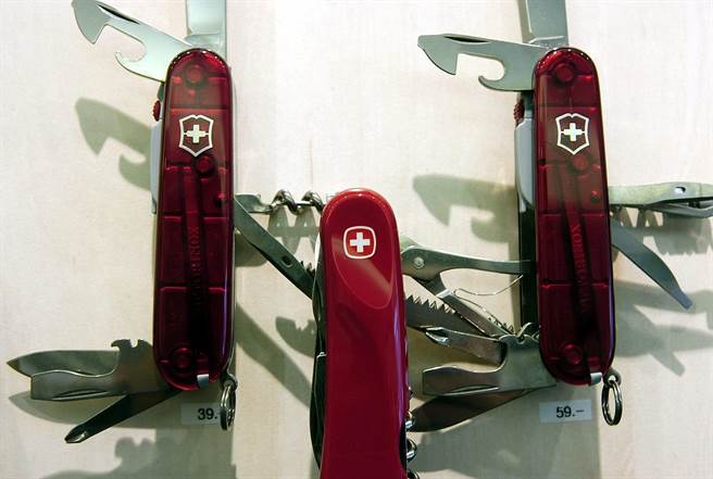 维氏公司自19世纪末开始制造以瑞士军刀为名的刀具，并于近数十年来将该商标推广至多种产品上，行销全球。图为知名的瑞士军用刀。（图／美联社）