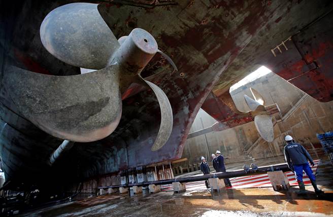 法國唯一航母在土倫港海軍基地乾船塢中進行大修。（圖／路透）