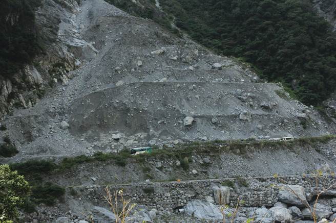 中橫又落石交通一度中斷 工務人員現場待命。（中時資料庫）