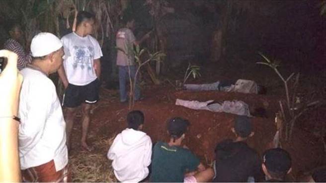 兩名印尼青少年裝扮成包頭殭屍（Pocong）出來嚇人，遭鄰居懲罰睡墓地一夜。（圖擷取自Instagram帳號：infodepok_id）