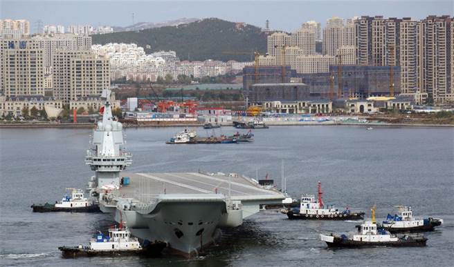 大陆国产航母第3次海试，由拖船推出泊位，调头后驶离大连港。（图／大公网）